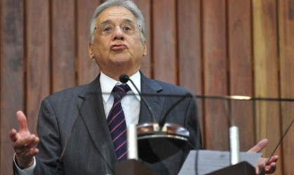 Internado, Fernando Henrique Cardoso fará cirurgia no fêmur nos próximos dias