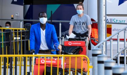 Passageiros usando máscaras chegam ao Aeroporto Internacional de Sydney