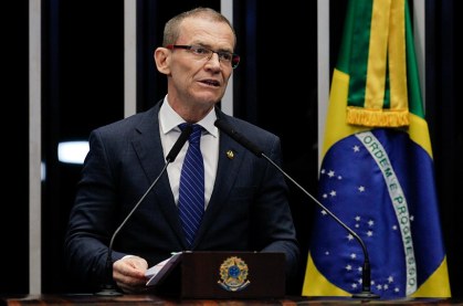 O senador Fabiano Contarato (Rede-ES) no Plenário