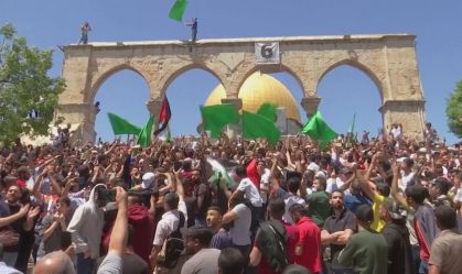 Milhares de palestinos protestam em mesquita sagrada em Jerusalém