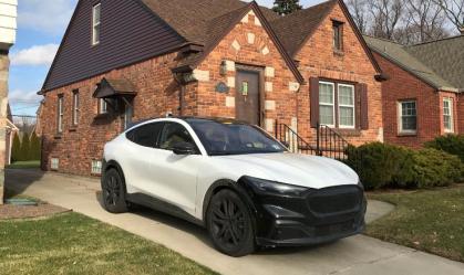Em suas garagens, engenheiros da Ford trabalham em Mustang elétrico