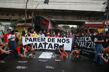 Manifestantes levantam cartazes contra a operação que levou à morte de 28 pessoa