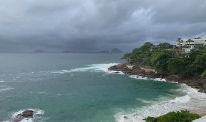 Frio e chuva afastam carioca da praia no 1º fim de semana de flexibilização