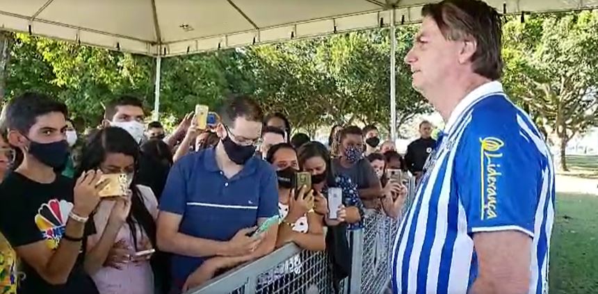 Jair Bolsonaro conversa com apoiadores