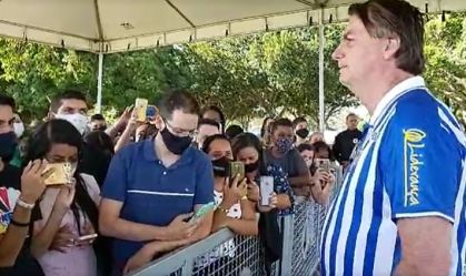 Jair Bolsonaro conversa com apoiadores