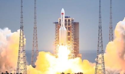 Foguete Long March-5B Y2 sendo lançado de estação espacial da China, em 29 de ab
