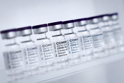 UE assinou novo contato para comprar até 1,8 bilhão de doses de vacina da Pfizer