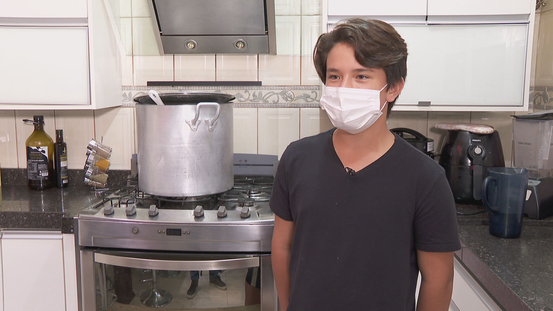 Menino de 11 anos prepara comida para moradores de rua (08.Mai.2021)