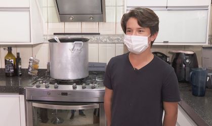 Menino de 11 anos prepara comida para moradores de rua (08.Mai.2021)