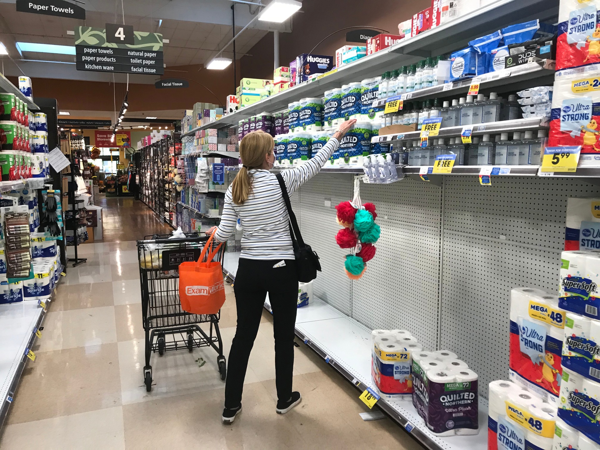 Consumidora compra papel higiênico em mercado de Calabasas, na Califórnia