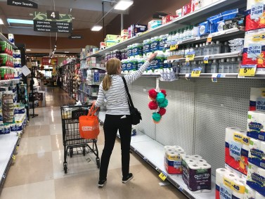 Consumidora compra papel higiênico em mercado de Calabasas, na Califórnia