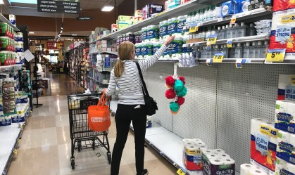 Consumidora compra papel higiênico em mercado de Calabasas, na Califórnia