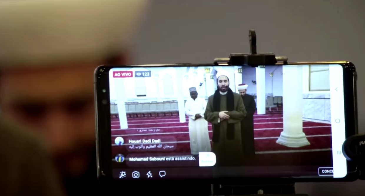 Mesquita de São Paulo transmite orações nas redes sociais