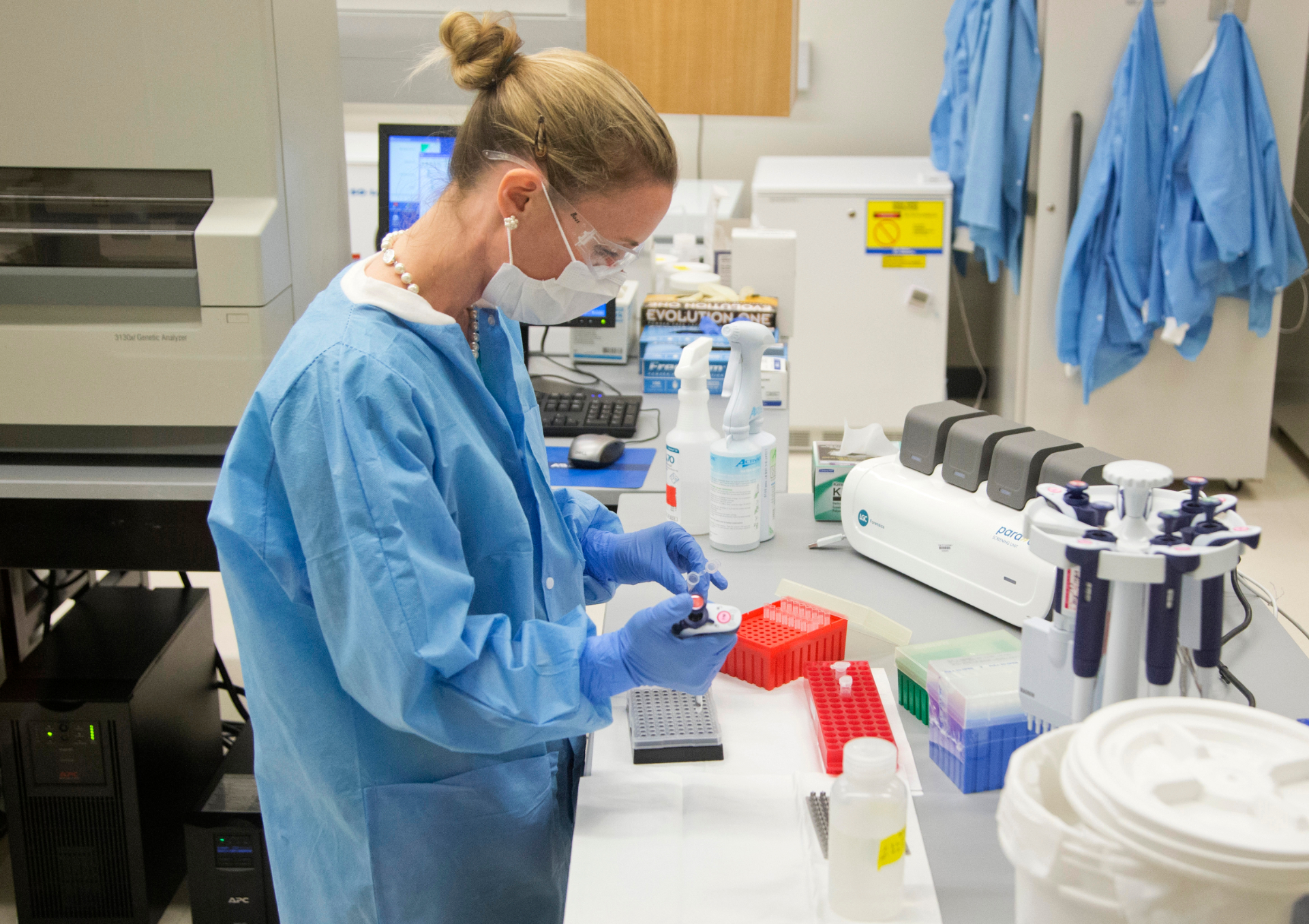 Cientista trabalha em laboratório no Departamento de Ciências Forenses em Washin