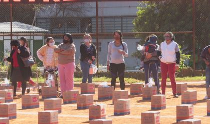 Mães de mais de 5 mil comunidades recebem cestas básicas e kits de beleza