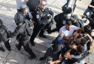 Moradores sírios fogem de bairro de luxo perto a Damasco com proximidade de rebeldes