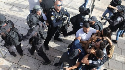 Membros disfarçados da segurança israelense prendem um manifestante palestino