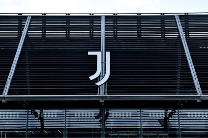 Logo da Juventus no estádio da equipe em Turim