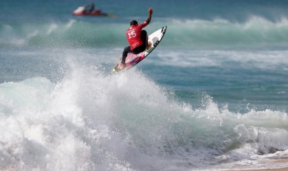 Brasileiros avançam para a 3ª fase na estreia do Circuito Mundial de Surfe