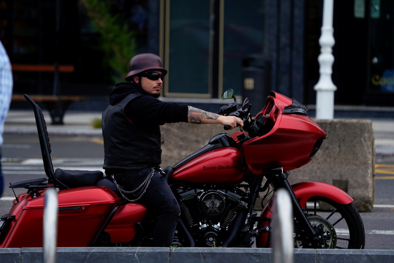 Homem pilota motocicleta da marca Harley Davidson. 9/5/2021