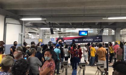 Aglomeração em posto de vacinação em Salvador (BA)