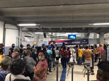 Aglomeração em posto de vacinação em Salvador (BA)