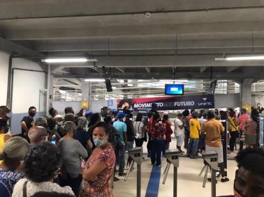Aglomeração em posto de vacinação em Salvador (BA)