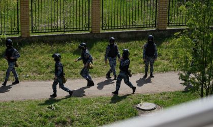 Equipe tática da polícia chega à escola em Kazam, na Rússia, onde 11 jovens morr