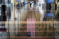 Proibição de viagens de Trump para 12 países entra em vigor nesta segunda