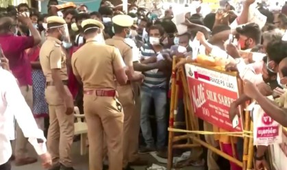 Covid-19: Centenas de pessoas aglomeram em hospital na Índia pedindo por remédio