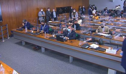 Senadores durante sessão da CPI da Pandemia nesta terça-feira (11)