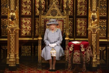 Rainha Elizabeth II reabriu os trabalhos no Parlamento do Reino Unido nesta terç