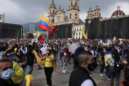 Manifestantes participam de protesto contra pobreza e violência na Colômbia