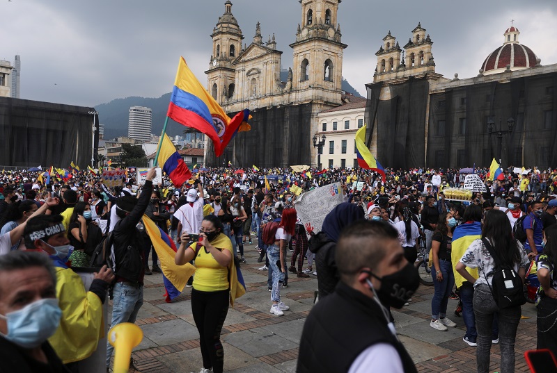 Manifestantes participam de protesto contra pobreza e violência na Colômbia