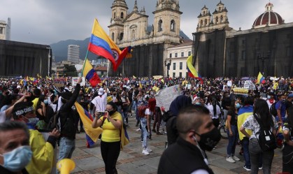 Manifestantes participam de protesto contra pobreza e violência na Colômbia