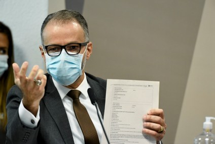 Diretor-presidente da Anvisa, Antonio Barra Torres, exibe documento na CPI