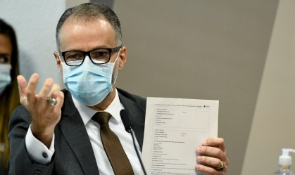 Diretor-presidente da Anvisa, Antonio Barra Torres, exibe documento na CPI