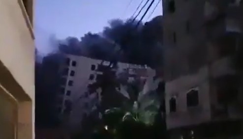 Prédio desaba em Gaza após ser atingido por ataque aéreo israelense