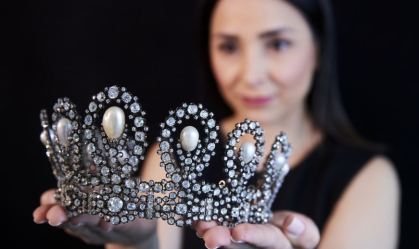 Tiara real italiana arrecada US$1,6 milhão em leilão na Suíça