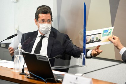 Ex-secretário Fabio Wajngarten entrega documento à CPI da Pandemia