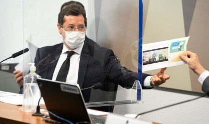 Ex-secretário Fabio Wajngarten entrega documento à CPI da Pandemia