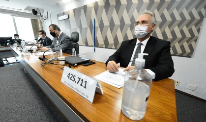 À frente de Renan Calheiros placa registra o dado de 425.711 mortos pela Covid