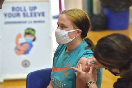 Adolescente é vacinada com imunizante da Pfizer