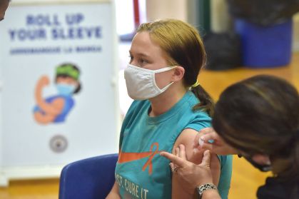 Adolescente é vacinada com imunizante da Pfizer