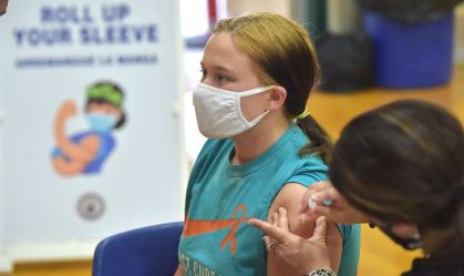 Adolescente é vacinada com imunizante da Pfizer