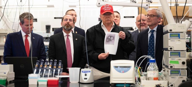 Fontes dizem que Trump pode usar secretário como bode expiatório para crise