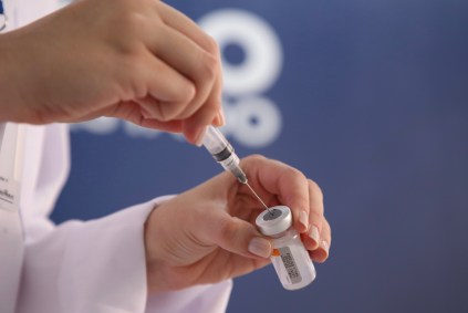Profissional de saúde prepara dose da vacina contra Covid-19 em Suzano, São Paul
