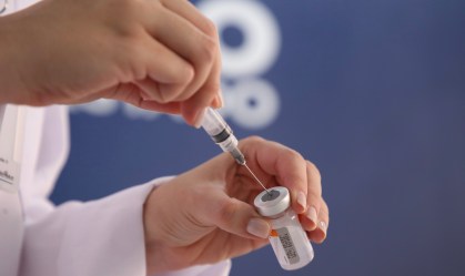 Profissional de saúde prepara dose da vacina contra Covid-19 em Suzano, São Paul