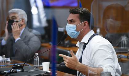 Flávio Bolsonaro (Republicanos) durante sessão na CPI da Pandemia