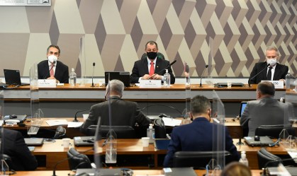 Presidente da Pfizer na América Latina, Carlos Murillo (E), é ouvido na CPI